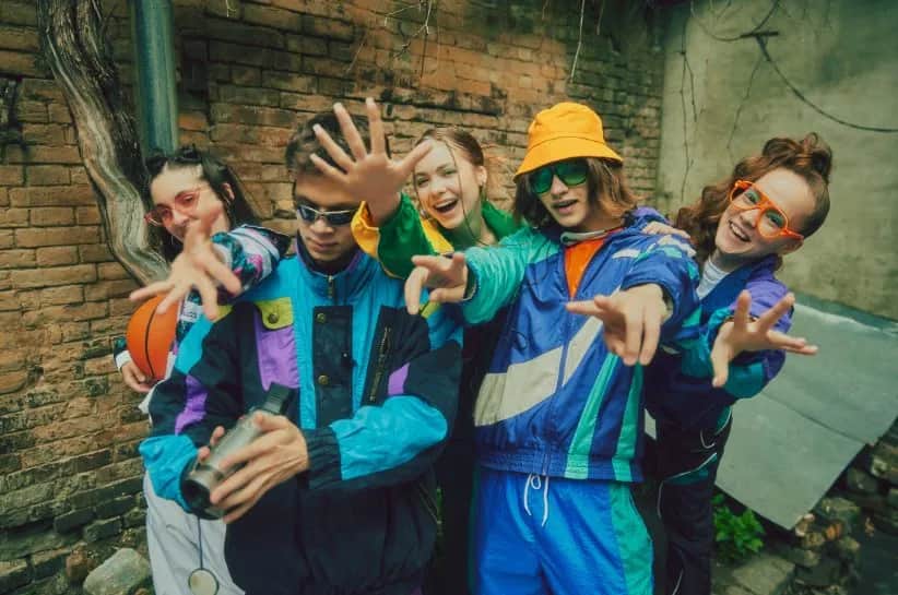 Impreza w stylu lat 90: Jak ubrać się, by nie wyglądać nudno?