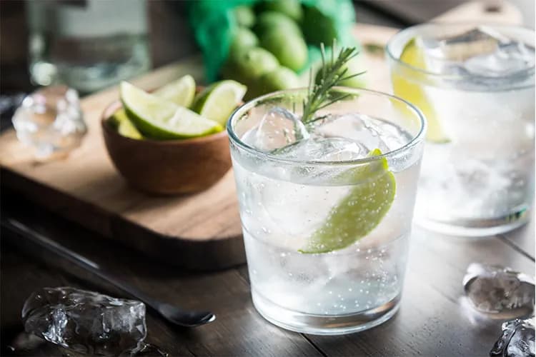 Najlepsze drinki na bazie ginu, które zaskoczą Twoje podniebienie