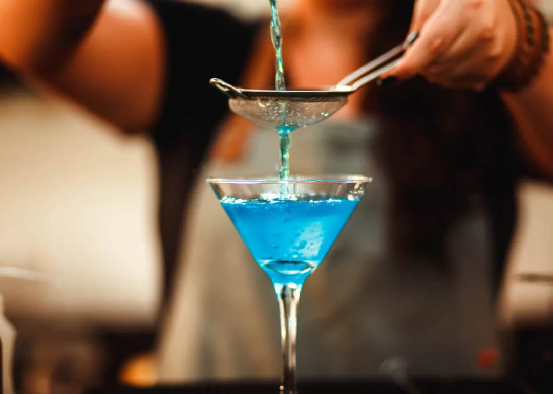 Najlepsze drinki z blue curacao i wódką, które zaskoczą gości