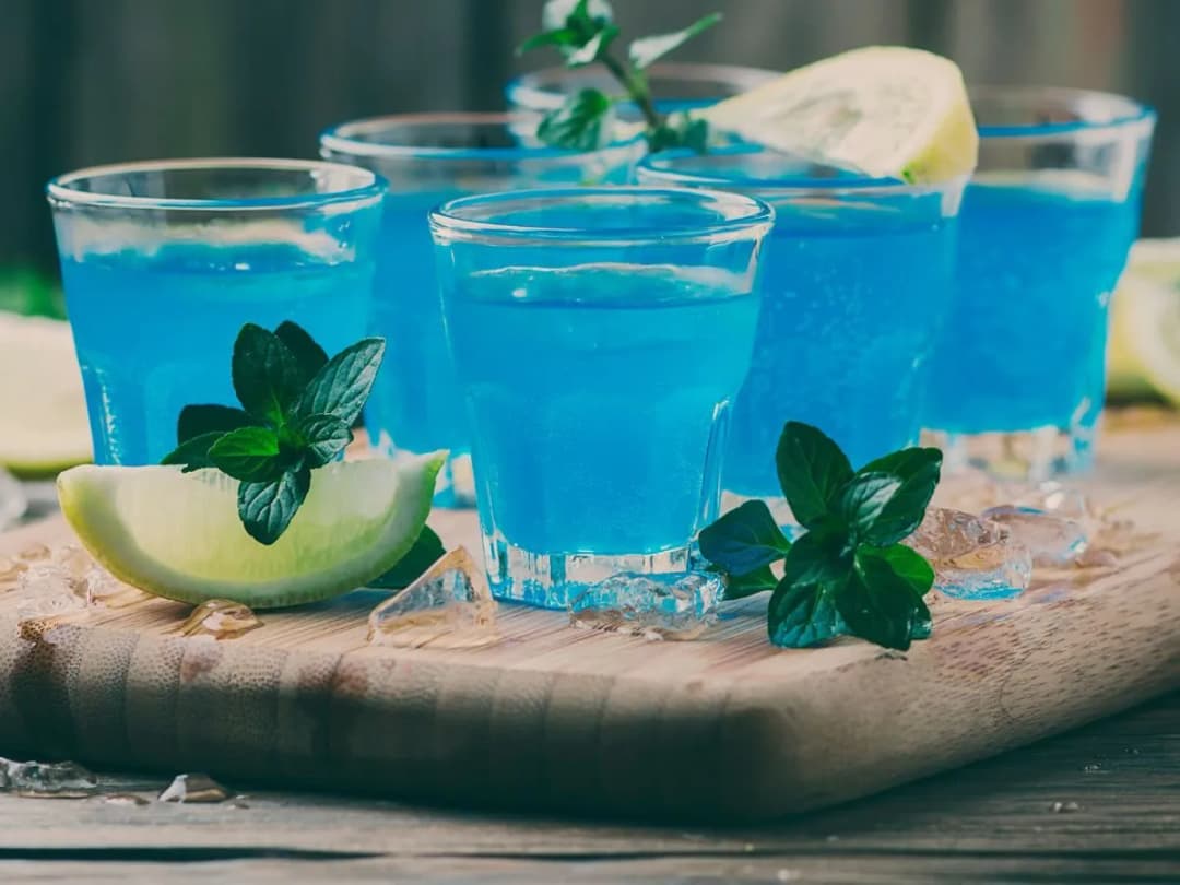 Kolorowe drinki z blue curacao i grenadiną, które zachwycą gości
