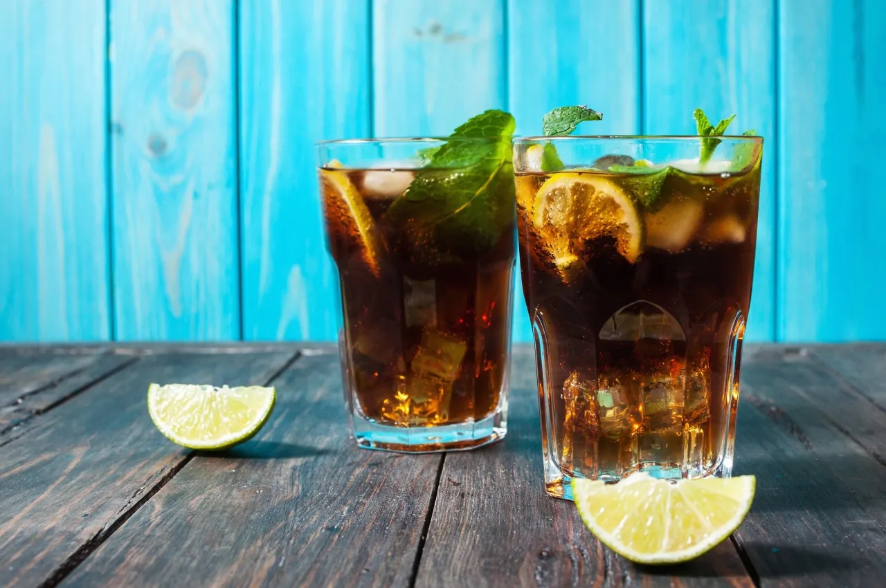 Najlepsze drinki z ciemnego rumu, które zaskoczą Twoich gości