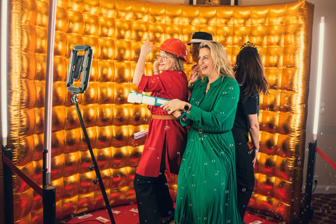 Jak działa fotobudka 360? Odkryj jej fascynujące możliwości