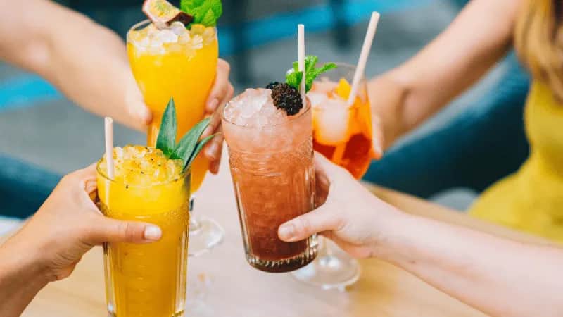 Kolorowe drinki - proste przepisy na imprezy, które zaskoczą gości