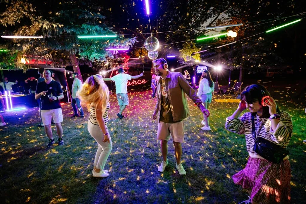 Impreza w stylu lat 80 w Warszawie: najlepsze wydarzenia i atrakcje